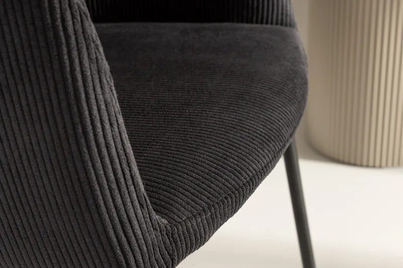 Berit Karmstol - Svart - Products - Möbler - Fåtölj & stolar - Matstol & köksstol