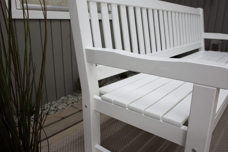 Rimforsa Trädgårdssoffa - Vitlaserad Furu - Products - Utemöbler & utemiljö - Utesoffa - Trädgårdssoffa