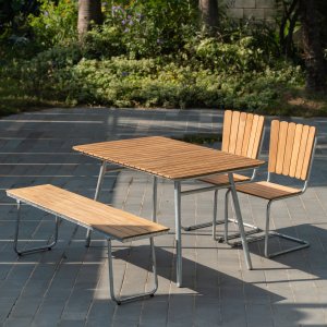 Möllan udendørsgruppe i teak: 2 stole med bænk og spisebord 120x80 cm Möllan udendørsgruppe i teak: 2 stole med bænk og spisebord 120x80 cm