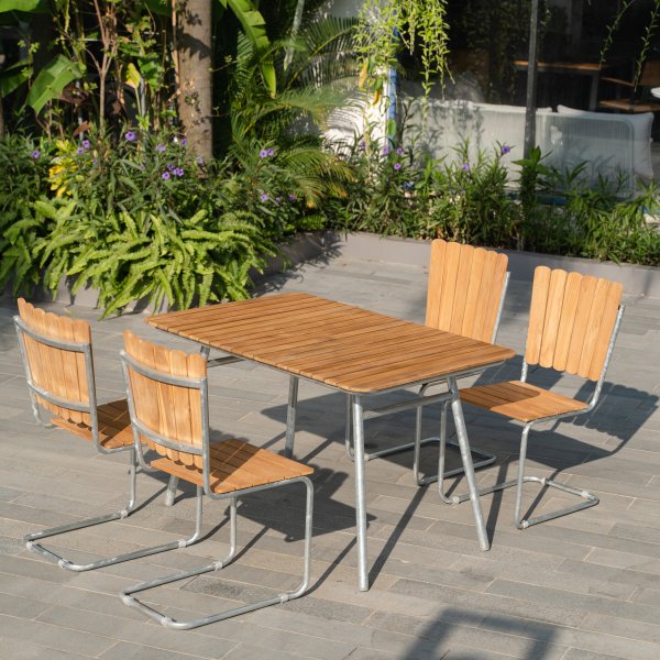 Mllan udendrsgruppe i teak: 4 stole med spisebord 120x80 cm