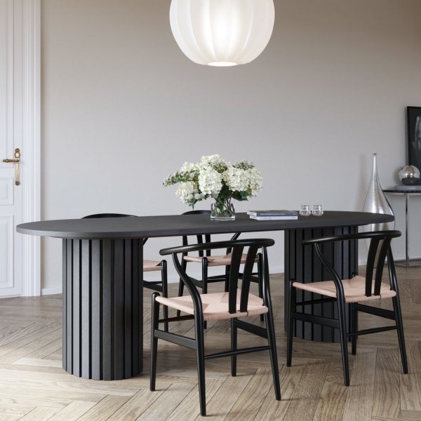 Spisebordsst PiPi ovalt spisebord 240 cm inkl 4 stk. Sunda spisebordsstol - Sortbejdset