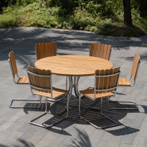 Möllan udendørsgruppe i teak: 6 stole med spisebord Ø130 cm Möllan udendørsgruppe i teak: 6 stole med spisebord Ø130 cm
