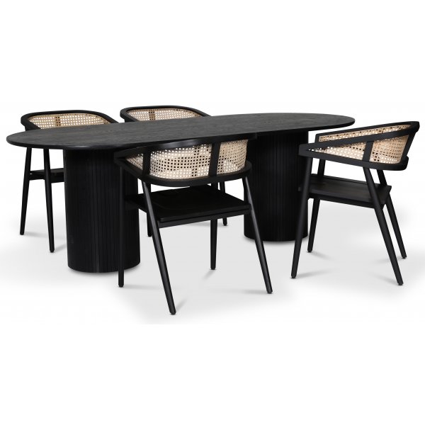 Nova spisebordsst; ovalt spisebord, sortbejdset eg + 4 Skaraborg stole i sort/rattan